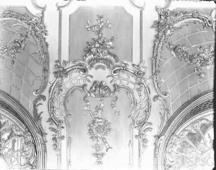 Potsdam, Neues Palais, Wohnung Friedrich II., Konzertzimmer, R.:211, Westwand: Feld zwischen linken und mittleren Spiegel.