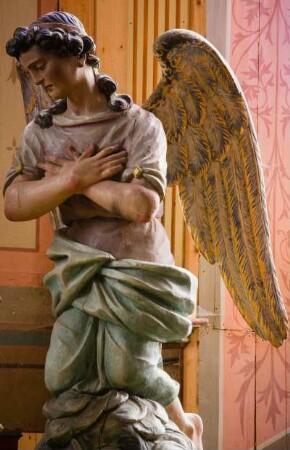 Frankreich. Bretagne. Finistere. Brasparts. Eglise Notre Dame de la Pitie. 16 Jahrhundert. Hauptaltar. Engelsfigur. 1668