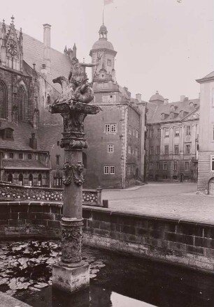 Blick über den Neptunbrunnen (1605) in den Schlosshof