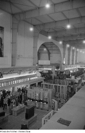 Elektrotechnische Exponate auf der Leipziger Herbstmesse 1954