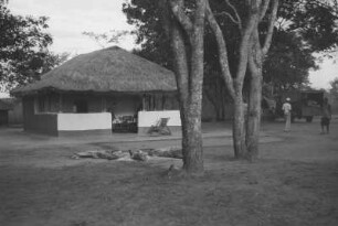 Rasthaus Cumbiro : Hütte in Landschaft mit Bäumen und Expeditionsmitgliedern.