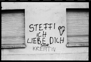 Fassade mit Inschrift "Steffi ich liebe dich" und Kommentar "Sehr kreativ"