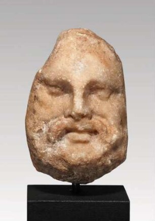 Gesichtsmaske eines bärtigen Gottes