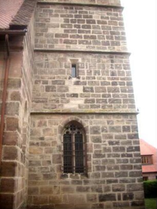 Kirchturm von Süden (Chorturm mit Turmchor) - Erdgeschoss bis zweites Obergeschoss mit Werksteinen im Mauersteinverband
