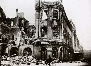 Blick auf das zerstörte Centraltheater, Ecke Dittrichring und Bosestraße