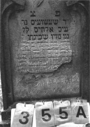 Grabstein 355 (Index: 100106746) Material: Sandstein Zustand: stark verwittert, abgeblättert, weitgehender Textverlust Maße HxBxT: 118x41x10 cm Beschreibung: Stele mit Spitzbogenabschluß, Schriftfeld eingetieft in Maßwerkform, Sockel Symbolik: floral Besonderheit: Kindergrab: Grabstein 355A