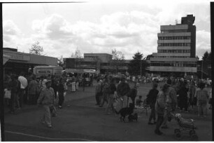 Rathausplatz: Flohmarkt: Marktstände, Besucher: links Pavillon: hinten Manfred-Samusch-Straße, Rathaus