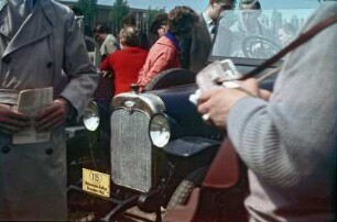 Teilnehmer und Interessenten bei der Begutachtung der Oldtimer. Veteranenrallye in Dresden 1962