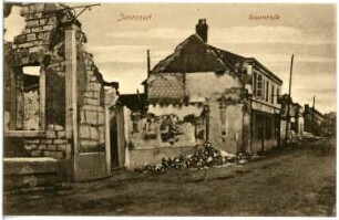 Juvincourt, Frankreich. Hauptstraße mit Hausruinen
