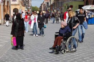 Brasov (Kronstadt) - Passanten im Zentrum : Passanten in der Fußgängerzone von Brasov, Rumänien, aufgenommen 2007