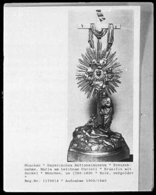 Kreuzabnahme: Maria am Leichnam Christi