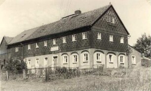 Umgebindehaus in Wehrsdorf : Dom ze stołom we Wernarjecach pola Šěrachowa
