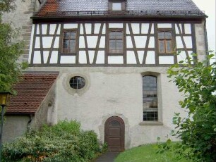 Kirche von Norden über Langhaus (im Kern Gotisch)-im 18 Jh mit Fachwerkaufsatz versehen (Einbau von Emporen)-Gotische Fenster überformt