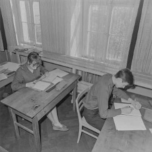 Polytechnische sorbische Oberschule: Mathematik R-Prüfung : Bautzen. Sorbische Oberschule, Friedrich-List-Straße. Blick in einen Unterrichtsraum während einer Prüfung