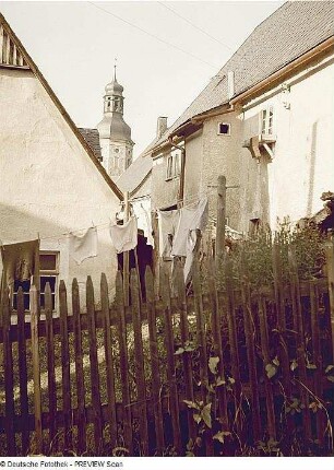 Geising. Hausgarten an der Hauptstraße, Blick zum Turm der Stadtkirche