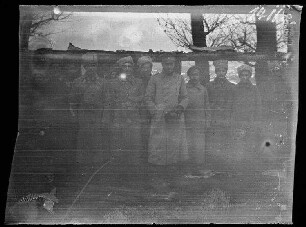 bei Illawcze (=Ilavche, Ukraine) an der Verkehrsstelle: Gruppenbild mit Rittmeister Zöllner und russischen (?) Soldaten und Offizieren vor der Hütte für Tauschverkehr: Nahaufnahme