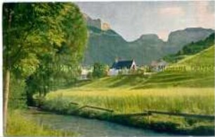 Ansicht einer Gebirgslandschaft mit Fluss und Häusern