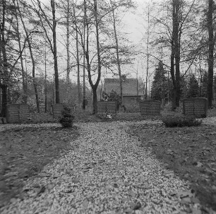 Ehrenfriedhof für Opfer des 2. Weltkrieges (u. a. für 7 unbekannte deutsche Soldaten; nach 1945)