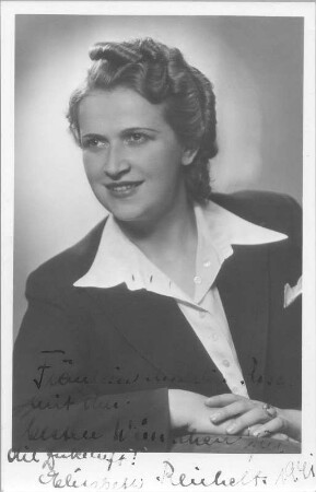 Porträt Elisabeth Reichelt (1910-2001; Koloratursopranistin). Fotografie (Weltpostkarte mit Widmung, datiert 1941). Um 1940