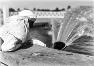 Mann am Brunnen : Ein Mann an einem Artesischem Brunnen bei der Oase von Ghadames.