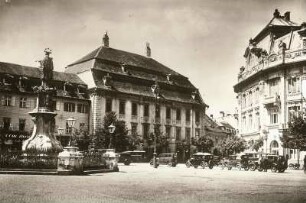 Hermannstadt (heute Sibiu / Rumänien). Baron Bruckenthalsches Museum (Mitte) und Brunnen mit dem Heiligem Nepomuk
