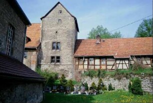 Blick von der Nordseite der Kirche zum Renaissanceschloss