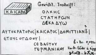 Quadratisches römisches Bronzegewicht mit umlaufender griechischer Inschrift von Kaiser Domitian (vgl. Inventarbuch)