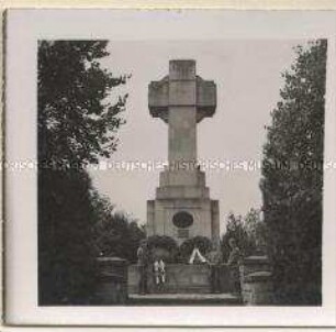 Kranzniederlegung durch deutsche Soldaten auf dem Friedhof von Gorlice für die Gefallenen des 1. Weltkriegs