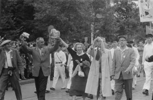 Eine Parade anlässlich des II. Deutschen Turn- und Sportfestes