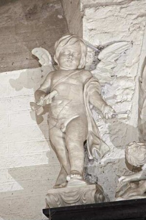 Epitaph des gottorfischen Kanzlers Johann Adolph Kielmann von Kielmannseck und seiner Frau Margaretha — Auferstehung Christi flankiert von Putten mit Arma Christi — Putten mit Arma Christi — Putto mit Kreuznagel und Hammer