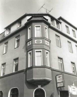 Wurzen, Barbaragasse 21. Wohnhaus mit Gaststätte (1701/1915). Eckerker