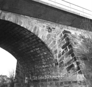 Leipziger Land. Eisenbahnstrecke Leipzig - Dresden (Eröffnung 31.7.1837). Älteste deutsche Eisenbahnbrücke (1838) über die Bundesstraße 6 bei Kornhain. Teilansicht mit Graffiti "A., Ich liebe Dich noch!"