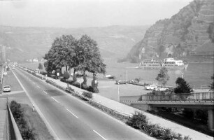 Oberwesel: B 9 und Rhein mit M.S. Prinses Margriet