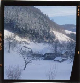 Verschneites Schwarzwaldhaus