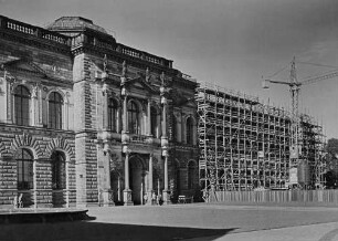 Dresden, Semperbau am Zwinger, Gemäldegalerie : Wiederaubau, Bau an der Fassade, Zustand 1957