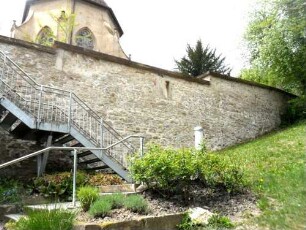 Alexanderkirche - Ansicht von Osten mit Chor über Kirchhofmauer (mit Schießscharten) von Feldseite