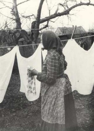 Alltagstracht aus Radibor : Kleidung - katholische Tracht. Ort: Radwor / Radibor. Frau aus Radibor (die nicht wusste, dass sie fotografiert wird).