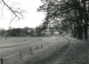 Dresden-Räcknitz, Zellescher Weg 18/20. Sportplatz (künftiger Standort des Zentralgebäudes der SLUB). Ansicht von Nordnordwesten vom Erdwall