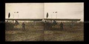 Baron Pierre de Cater beim Fernflug, Personen am Flieger, Flugplatz Johannisthal, Berlin