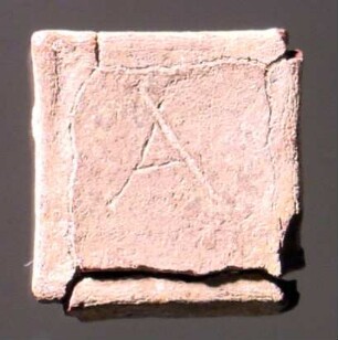Kleines quadratisches Bleigewicht mit einem eingeritzten A