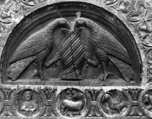Assisi. San Rufino (um 1140/1228; Giovanni da Gubbio). Tympanon des Südportals mit heraldischen Vögeln und Vase