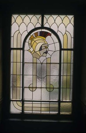 Fenster mit Darstellung eines Mannes mit Helm