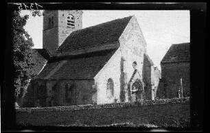 Nicht identifizierbare Ortschaft zwischen Aisne und Marne (Flüsse in Nordfrankreich): "Kirche" hinter einer Kirchenmauer (Seitansicht, Nahaufnahme)