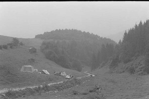 Čičmany. Akt-Pleinair 1980. Blick über Zelte und parkende Pkw (Dacia und Trabant)