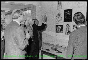 Eröffnung der "Uranschau" durch Prof. Franz Waldemar Kirchheimer (Präsident des geologischen Landesamtes Baden-Württemberg) und Prof. Paul Ramdohr (Projektgruppe Endlagerung radioaktiver Abfälle) im Foyer des Forschungsreaktors 2 (FR 2)
