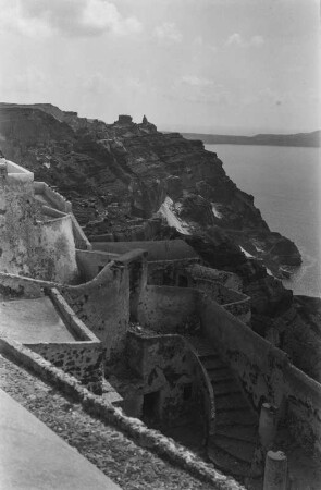 Santorini, Blick auf die westliche Steilküste mit Bimssteinabbau