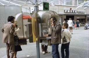 Stuttgart: Leute am Telefonautomaten