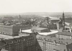 Dresden. Blick vom Rathausturm nach Nordwesten über Ernst-Thälmann-Straße und Kulturpalast Richtung Schloß