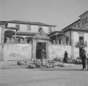 Besucher des Geschirrmarktes von Braga