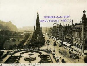 Edinburgh, Schottland. Blick über Prince's Street mit Scotts Monument und Prince's Gardens bis zum Castle